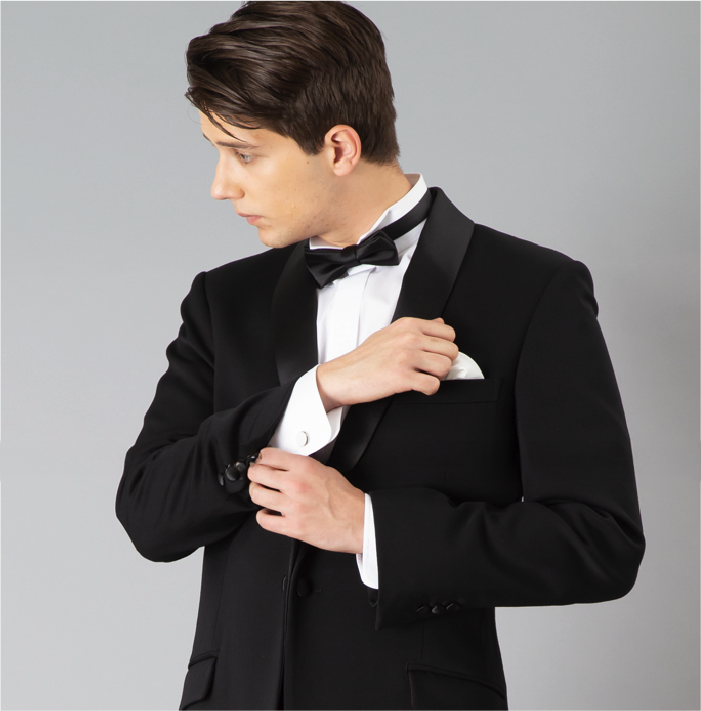 試着するタキシード着用画像