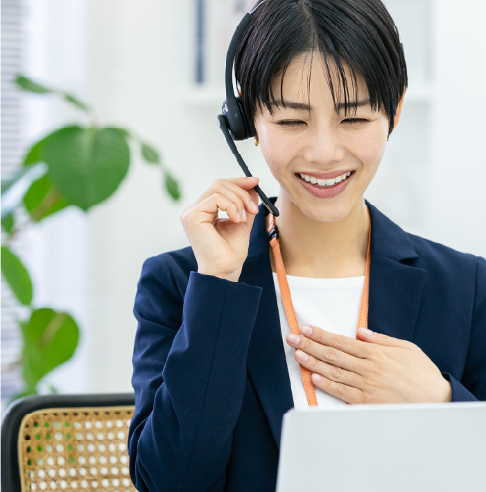 コールセンターの専任スタッフ女性